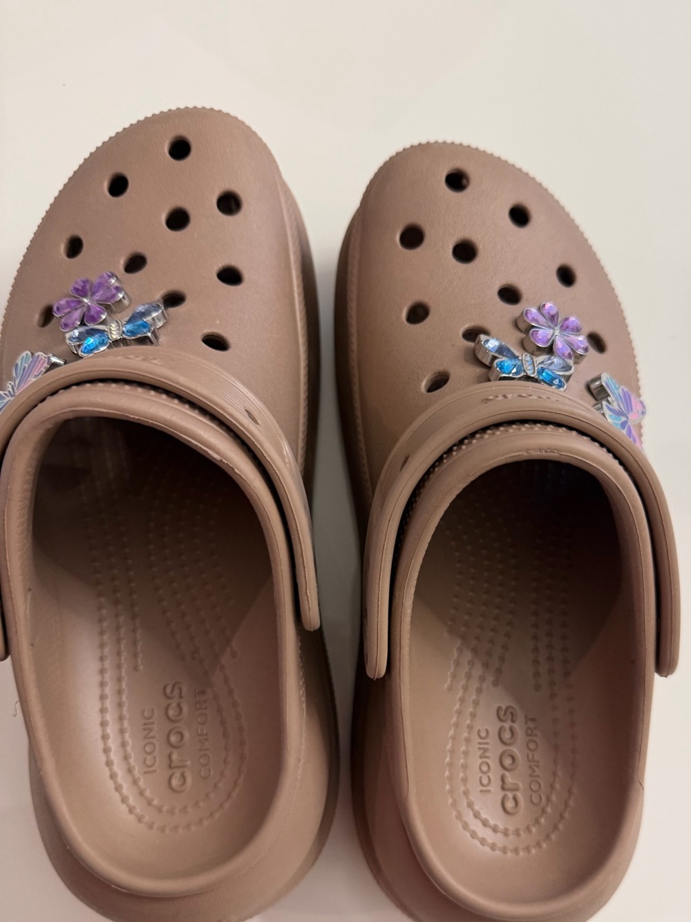 CROCS Kids Classic Clog in Mauve-Brown with Purple & Blue Flower Charms. W8, M6